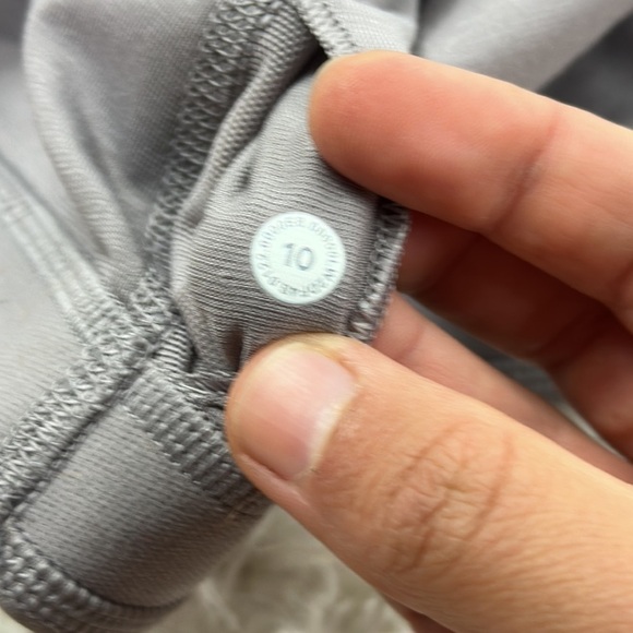 Lululemon Luxtreme V-Neck Train Bra *Medium Support, C/D Cup Mauve Grey - Picture 4 of 4